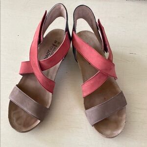 Naot Women's dusty Rose  and silver gray Sandals